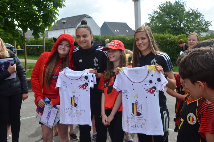 Red Flames Shari Van Belle en Nicky Evrard hebben maandag een bezoek gebracht aan basisschool Molenveld in Denderhoutem.  Ze kregen onder meer voetbaltruitjes die de leerlingen van het zesde leerjaar hadden ontworpen.