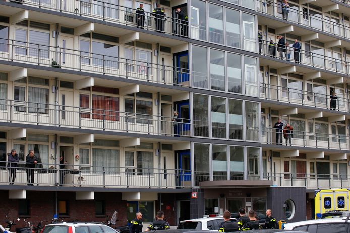 De politie stelt een onderzoek in aan het Vinkplein in Zwijndrecht na een melding van een schietpartij.