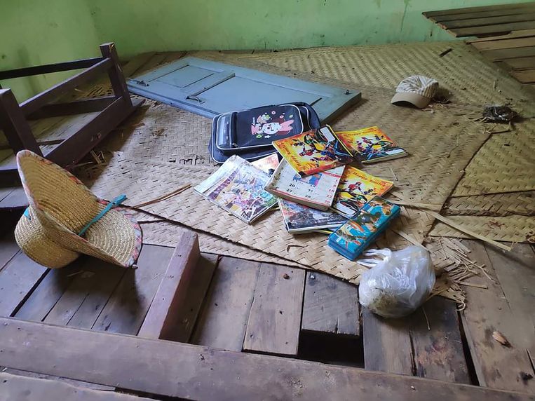 Achtergelaten schoolspullen in de school in Let Yet Kone, waar elf kinderen om het leven kwamen. Beeld ANP / EPA