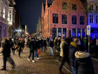 Opnieuw zéér druk in Brugse binnenstad: duizenden wandelaars brengen bezoek aan Wintergloed