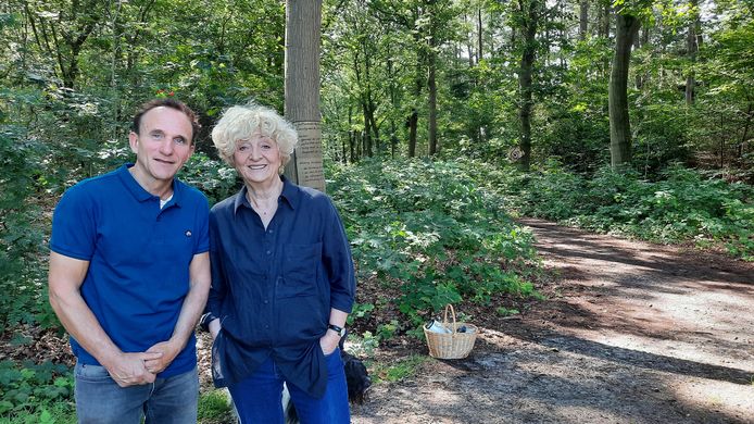 Rob de Kuijer en Helen le Roy in het bos van De Oude Tempel met achter hen een van de ‘protestbomen’.  ,,Er is al zoveel gebouwd in het dorp. Genoeg moet genoeg kunnen zijn.’’