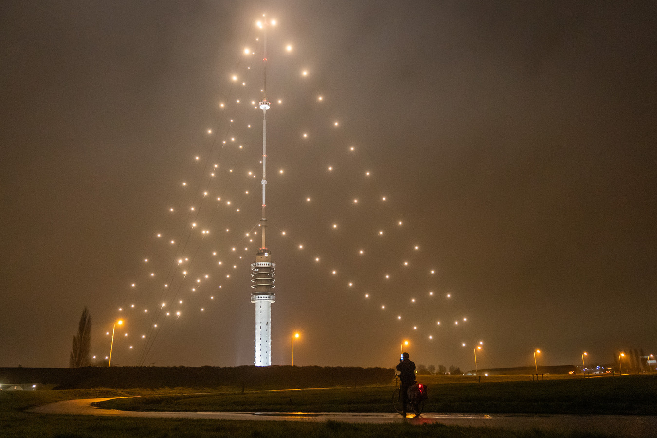 Lichtjes van ‘Grootste Kerstboom’ in IJsselstein gaan vandaag uit