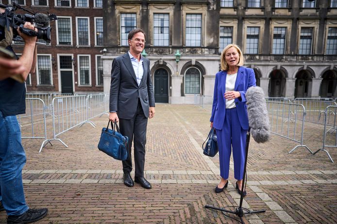Mark Rutte en Sigrid Kaag komen naar buiten na afloop van een gesprek met informateur Mariette Hamer over de kabinetsformatie.