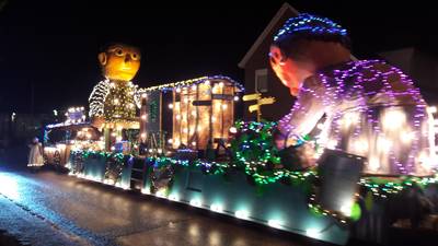 Duizenden mensen zien verlichte wagens door hartje Groesbeek rijden