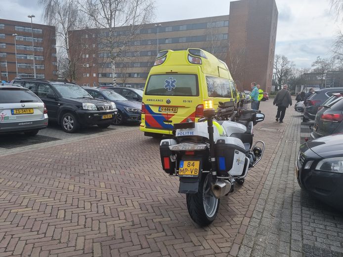 Ook de politie kwam naar het ongeval aan de Hoogeveenseweg in Meppel.