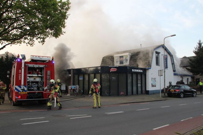 In april 2020 brandde de fietsenzaak en woning van Hans Bloemendal af. Nu is er een plan voor zeven appartementen aan de Larensestraat in Holten.