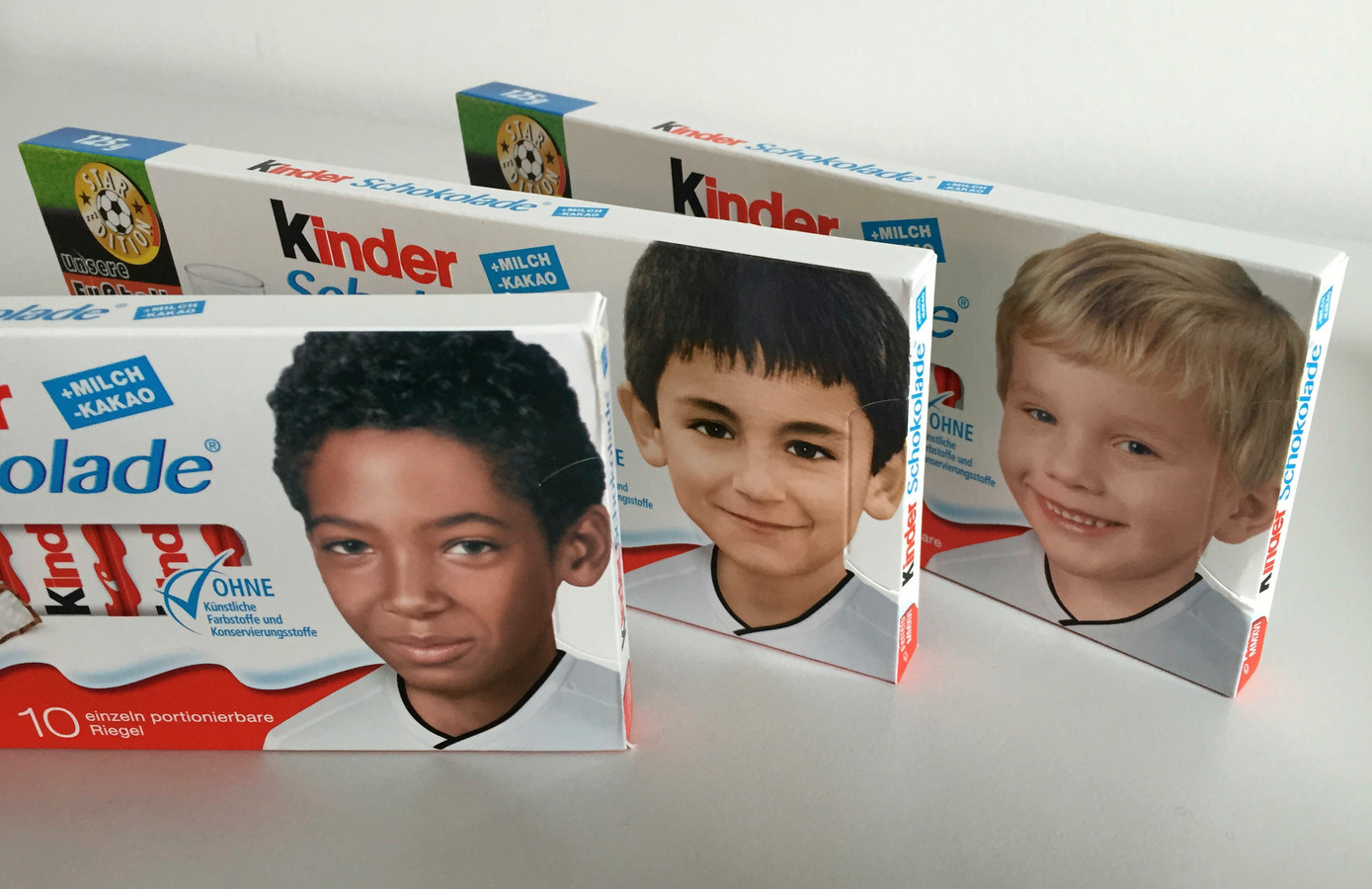 Запусти чат с kinder. Киндер с ребенком на упаковке. Ребенок с шоколадки Киндер. Мальчик с шоколадки Киндер. Лицо Киндер шоколада.