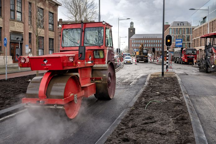 Het asfalteren van de Koningsweg in Den Bosch is vrijdag begonnen.