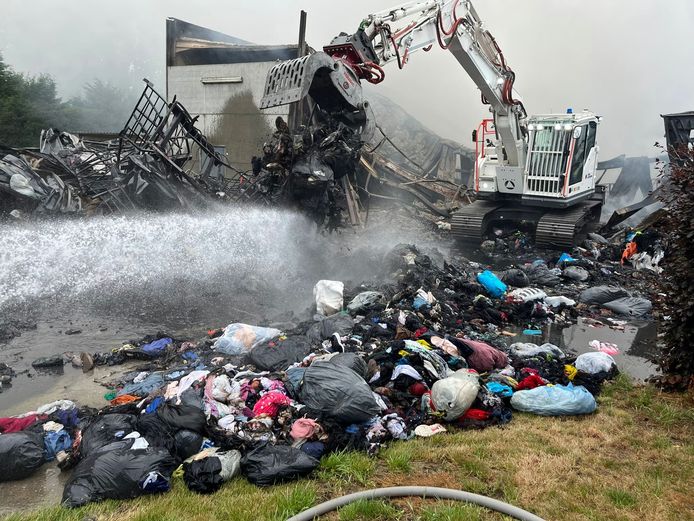 De Bergensesteenweg is deze ochtend op de grens van Lot en Sint-Pieters-Leeuw een hele tijd afgesloten geweest na een brand in een loods.