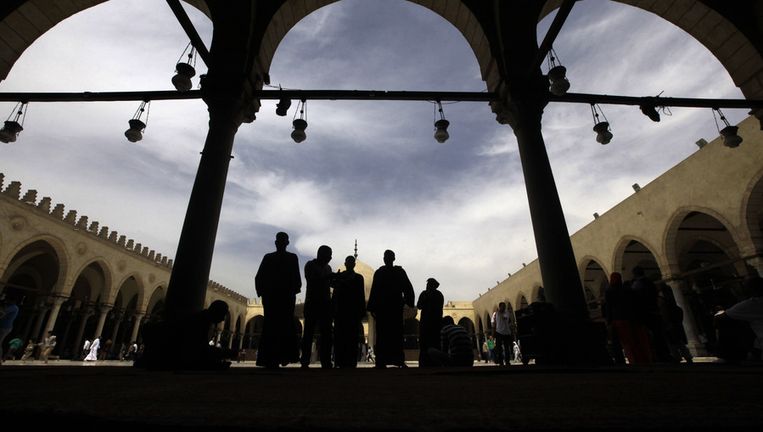 Gelovigen komen de Amr-ibn al-Aas moskee in Caïro binnen voor het gebed. De bewaking rond gebedshuizen is verscherpt sinds de interim-regering de moslimbroederschap probeert neer te slaan. Beeld ap