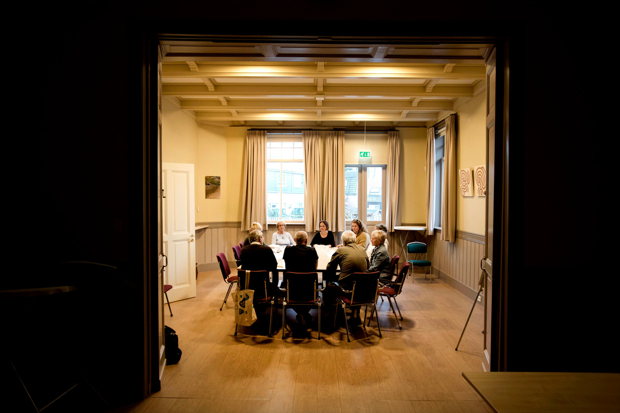 Aan zin om te discussiëren ontbreekt het de acht deelnemers, aan tafel met de organisator, niet. 'Het is fijn om mensen te ontmoeten die de diepte in willen.' Beeld Olaf Kraak