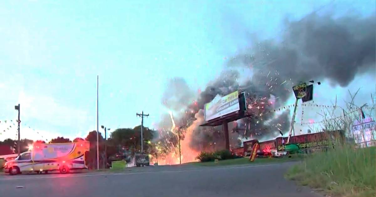  Explosion spectaculaire  dans un magasin de feux d artifice 