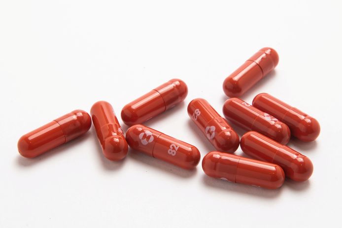 Une pilule expérimentale du traitement COVID-19, appelée molnupiravir et développée par Merck & Co Inc et Ridgeback Biotherapeutics LP, est vue sur cette photo non datée publiée par Merck & Co Inc et obtenue par Reuters le 26 octobre 2021.