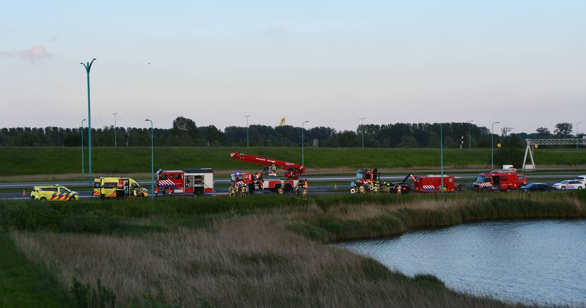 Persoon bekneld na ongeval op de Westerscheldetunnelweg bij Hoek.