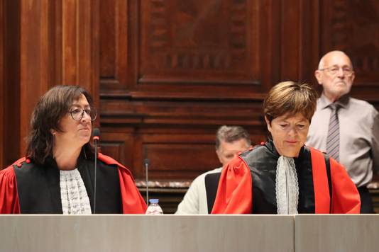 Voorzitster Alexandra Van Kelst (links) voelt iedere getuige stevig aan de tand. 