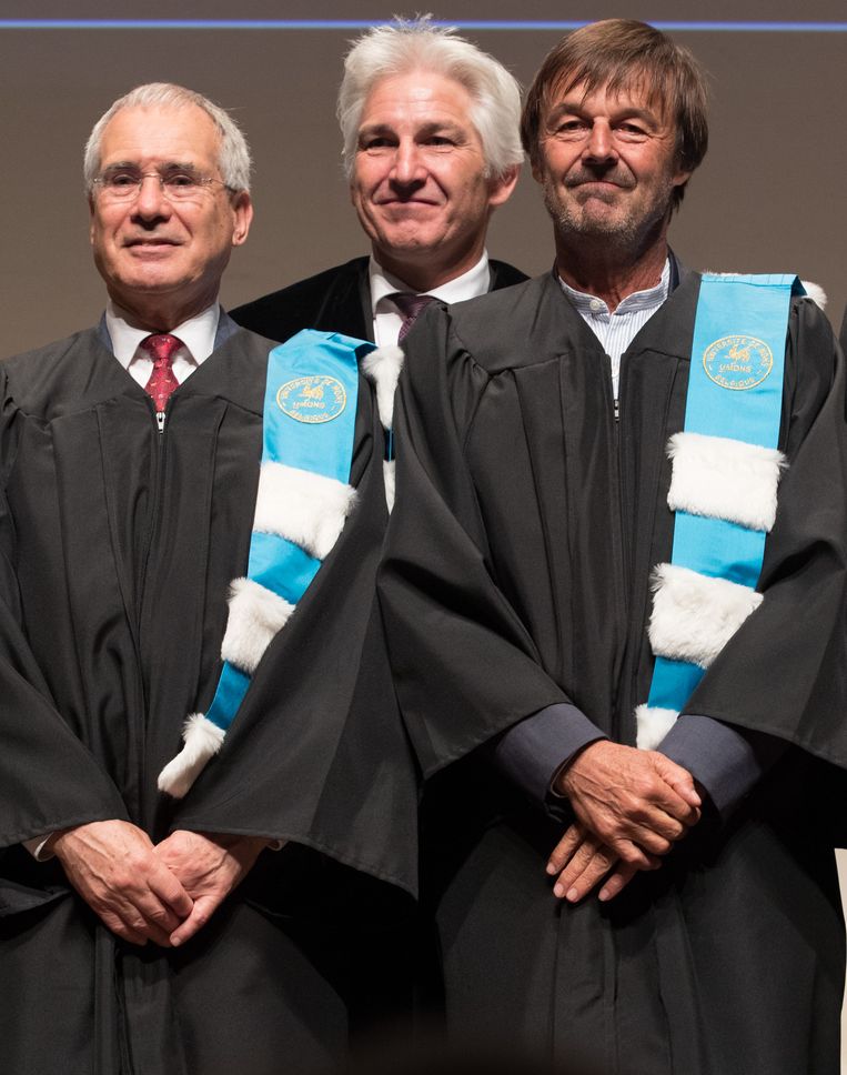 Van links naar rechts: Economist Nicholas Stern, rector van de universiteit van Bergen Philippe Dubois en Frans oud-minister, milieuactivist en presentator Nicolas Hulot. Beeld BELGA