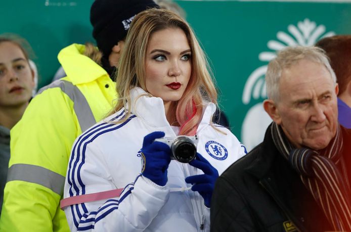 Een toeschouwer bij Everton - Manchester United in een Chelsea-jas.