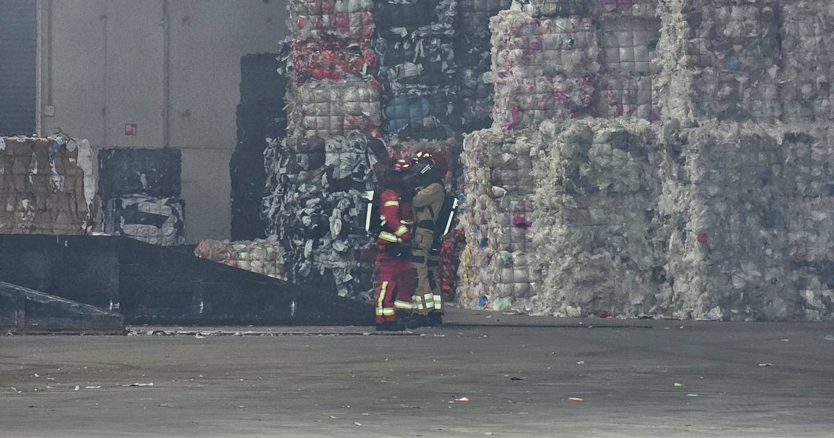Machinebrand in loods bij recyclingbedrijf op Haven Zuidzijde in Scheemda