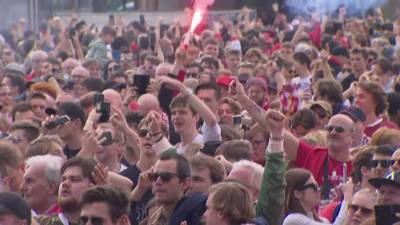 KIJK. Feest aan de Bosuil: Antwerp-fans tellen af naar einde van de wedstrijd en dan gaat het dak eraf