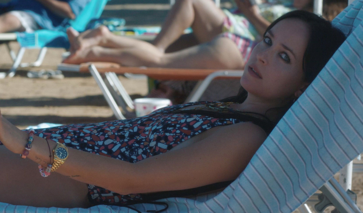 Dakota Johnson als Nina, de vrouw op het strand. Beeld Netflix