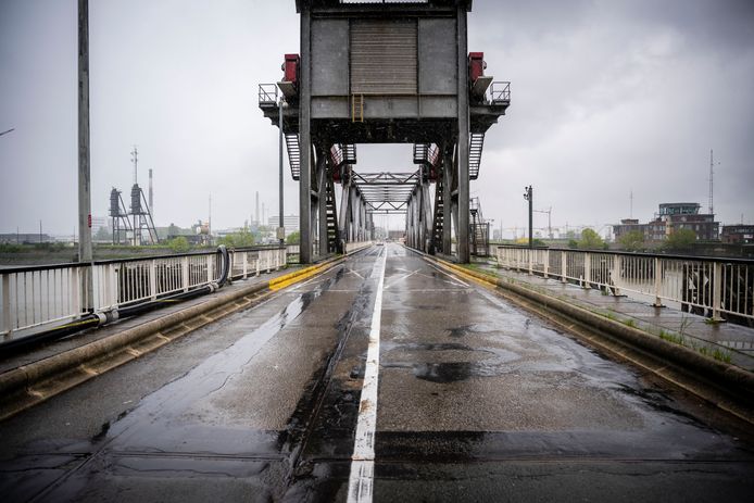 De bruggen en sluizen in de haven van Antwerpen zijn vandaag nog een werkpunt als het over fietsveiligheid gaat. Vaak is er nog geen apart fietspad. De aanleg van aparte fietsbruggen is zeer kapitaalsintensief, omdat dat ook aanpassingen aan de bestaande brug vraagt. De fietsinfrastructuur aan de Van Cauwelaertbrug, hier op foto, wordt dit jaar nog aangepakt.