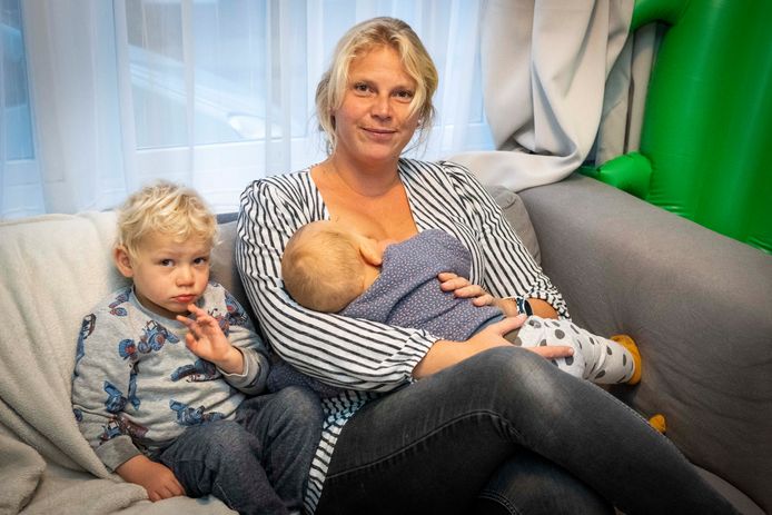 Jolien van Cranenburgh met haar baby Lisa en zoontje Dylan: ,,Hoe meer ik overdag afbouw, hoe meer ze 's nachts komt halen."
