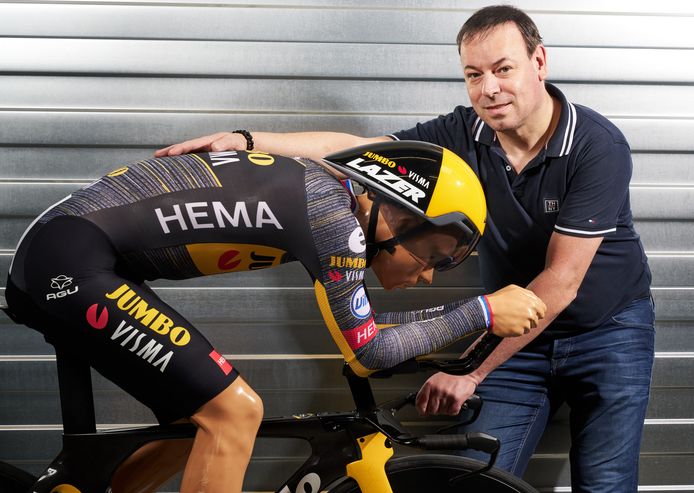 Prof Bert Blocken met een 'dummy' van Primoz Roglic