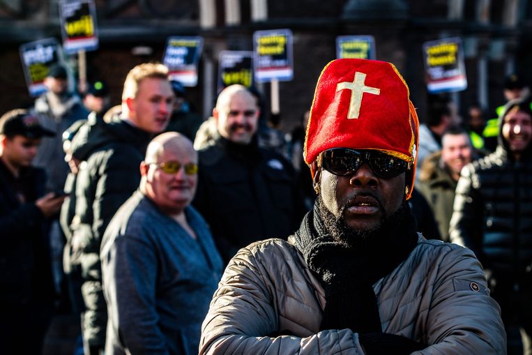 Leden van de harde kern van PSV houden   een tegendemonstratie op de actie van Kick Out Zwarte Piet tijdens de intocht van Sinterklaas in Eindhoven. Beeld ANP