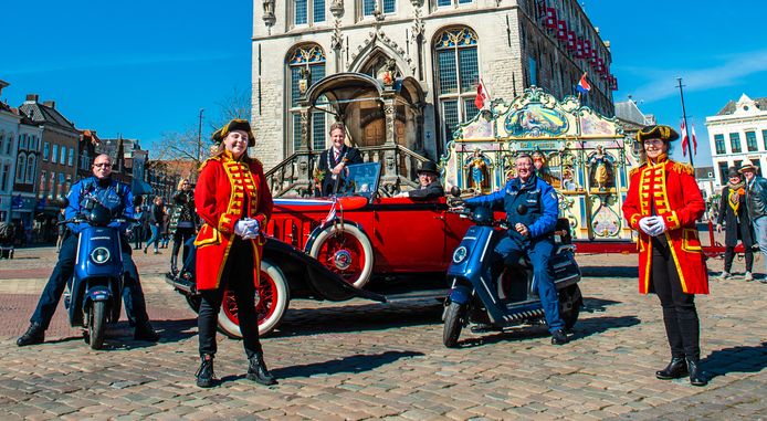 Gouda, Burgemeester Pieter Verhoeve en zijn karavaan bracht dit jaar de lintjes naar de mensen toe.