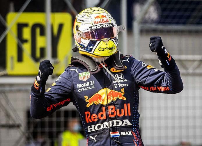 Max Verstappen juicht na het winnen van de Grand Prix van Oostenrijk.
