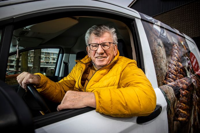 Joop Steenbergen uit Enschede is inmiddels bijna 80 jaar, maar werkt nog steeds als chauffeur voor vleesbedrijf Intermezzo uit Borne.