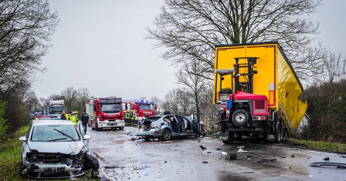 Drie zwaargewonden door ernstig ongeluk: Nederlandse trucker in levensgevaar.