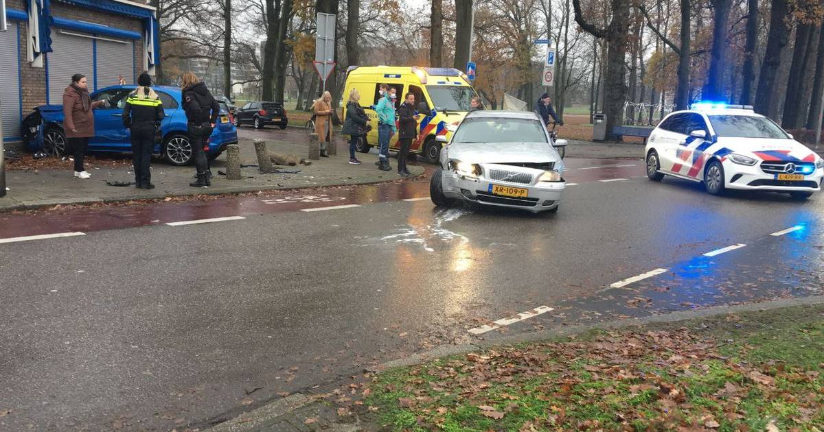 Auto komt tot stilstand tegen gevel ijssalon na aanrijding op Enschedese singel.