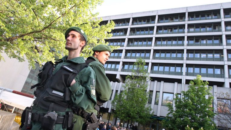 Zwaar bewapende agenten houden wacht buiten de rechtbank in München waar het proces tegen leden van NSU vandaag begint Beeld epa