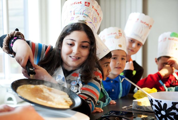 Kinderen die pannenkoeken bakken.