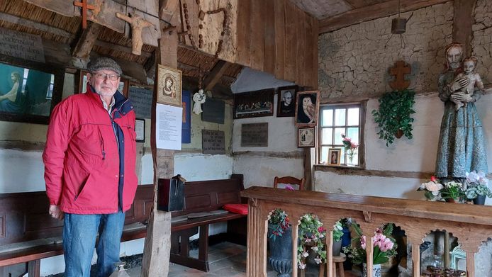 Rolf van de Walle bij het geldkistje in Klöpkeshoes Maria Cloese in Noord Deurningen. Steeds vaker wordt het kapelletje doelwit van vandalen.