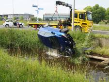 Vrouw gewond bij ongeval met auto in sloot in Vlijmen