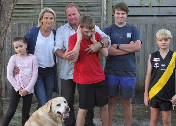 De familie Whelan. Max wordt door zijn vader vastgehouden. Van links naar rechts: Georgia (7), mama Liz (43), papa Sean (43) met Max (11), Thomas (13) en Harrison (9). Voor de familie zit hond Kimba.