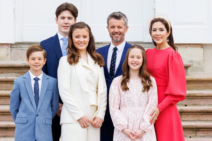 Kroonprins Frederik en kroonprinses Mary met hun kinderen Christian, Isabella, Josephine en Vincent.