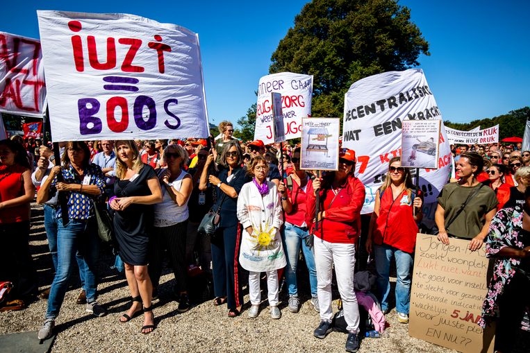 Jeugdzorgwerkers staken vanwege de crisis in de jeugdzorg. De medewerkers eisen onder andere meer geld en minder administratiedruk.  Beeld ANP