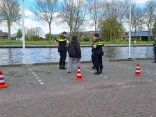 Omstanders duiken Oude Rijn in nadat auto te water raakt: bestuurster gered, voertuig opgeslokt