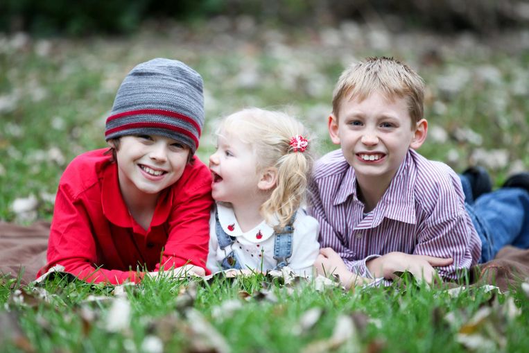 Jared era un ragazzino con un cappello, sdraiato sull'erba con sua sorella e suo marito.  Immagine immagine privata