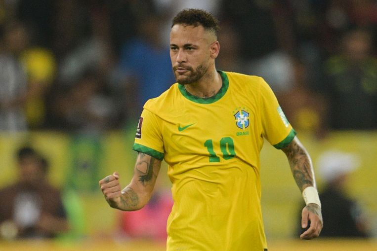 Neymar juicht nadat hij Brazilië op 1-0 heeft gezet tegen Chili. Beeld AFP