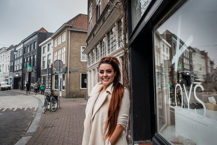 Loys Nassy van kapsalon Loys vindt de Haagdijk gemoedelijker dan de straten in het 'echte 'centrum.