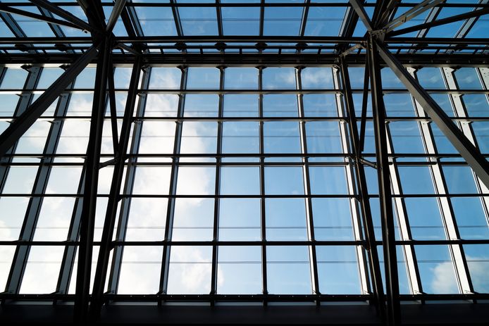 De douaneloods heeft een unieke en hoogtechnologische lichtstraat gekregen.