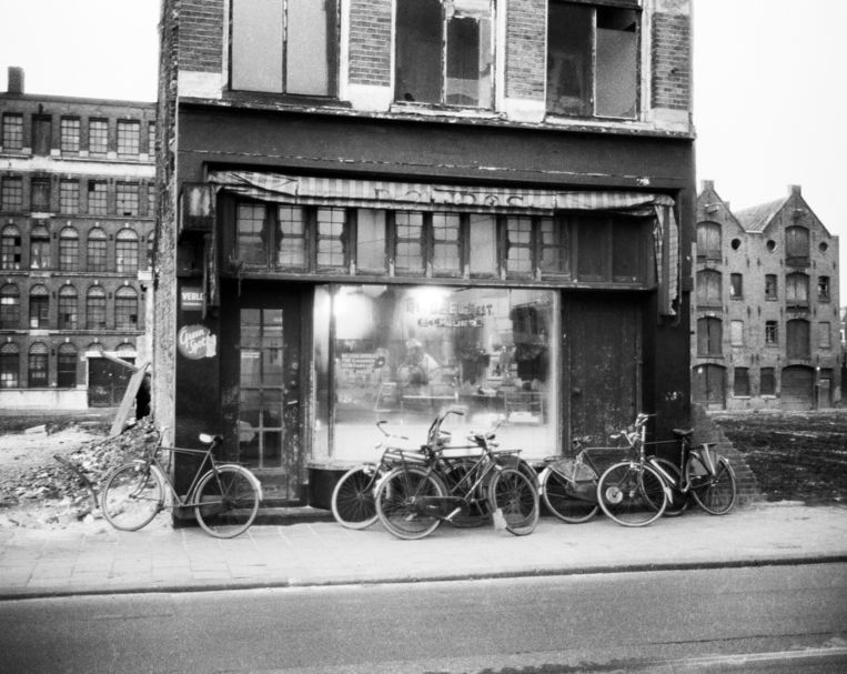 Broodjeszaak Sal Meier op de Jodenbreestraat, Amsterdam, ca. 1965. Beeld Ed van der Elsken