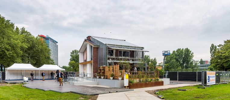 Exterieur van het meest duurzame rijtjeshuis op de campus van de TU Delft. Het studententeam heeft gekozen voor het verduurzamen van een bestaand rijtjeshuis uit de jaren '60. Door het aanbrengen van een 'tweede huid' waaronder een glazen constructie aan de zonzijde, kan het huis helemaal op zonne-energie draaien. Beeld ANP
