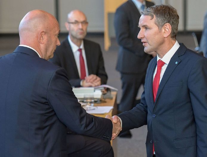 AfD-leider Björn Höcke feliciteert de kersverse liberale premier Thomas Kemmerich die dankzij zijn stem won.