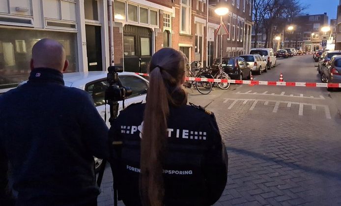 De politie heeft de straat afgezet na de beschieting.