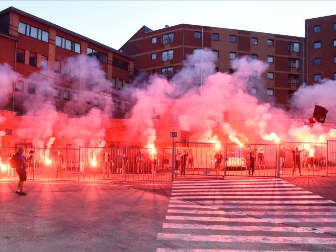 Mambourg in brand: Charleroi-supporters troepen samen aan het stadion en steken vuurwerk af